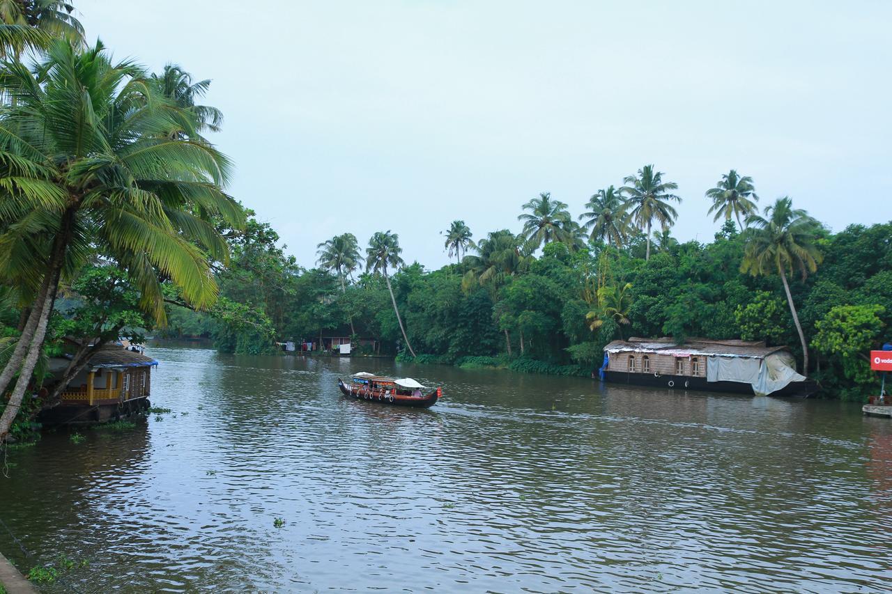 Отель Chaandhni Lake View Alappuzha Экстерьер фото