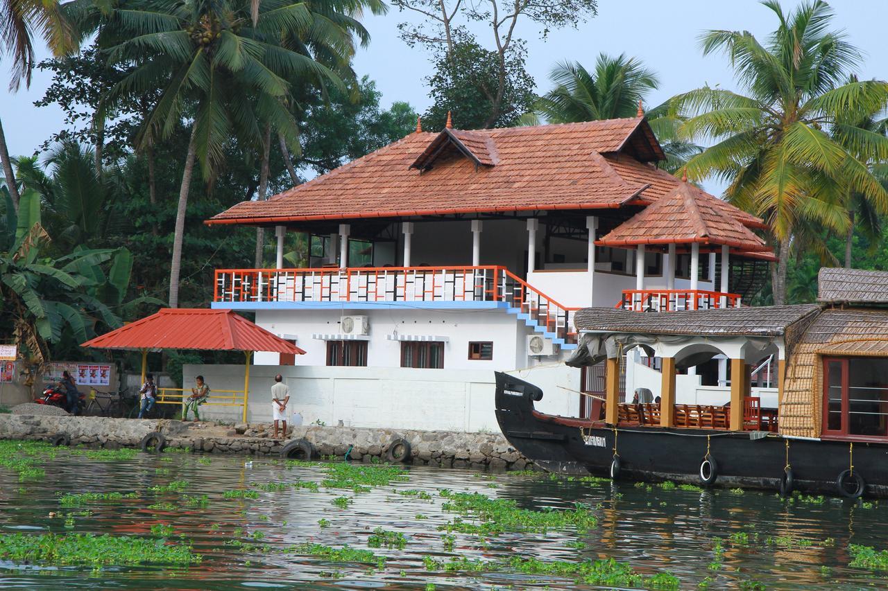 Отель Chaandhni Lake View Alappuzha Экстерьер фото